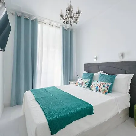 Bright Modern In Center With Ac