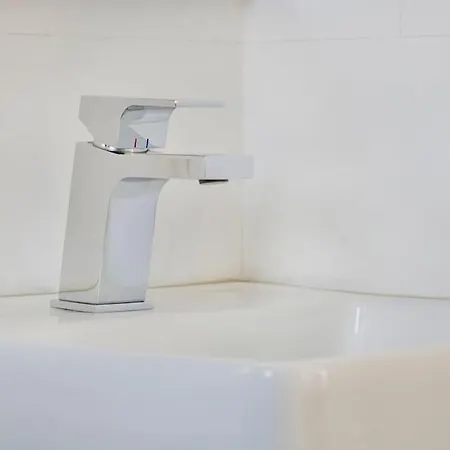 Bright Modern In Center With Ac *