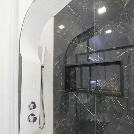 Bright Modern In Center With Ac