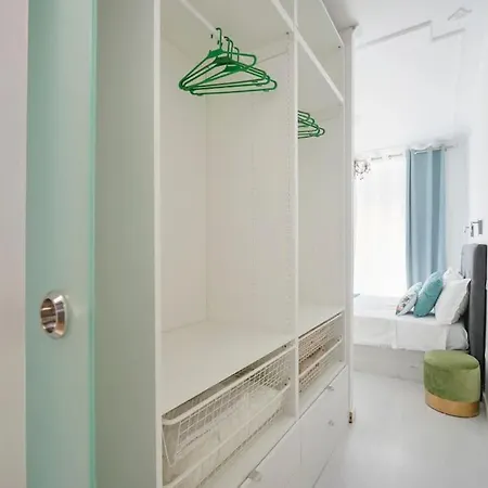 Bright Modern In Center With Ac *