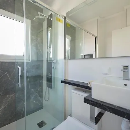 Bright Modern In Center With Ac