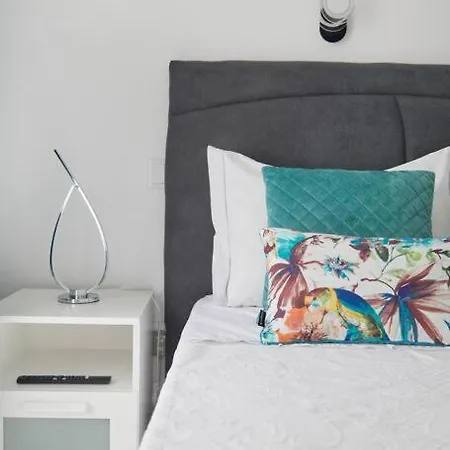 Bright Modern In Center With Ac