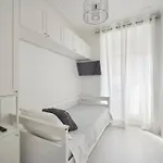 Bright Modern In Center With Ac شقة